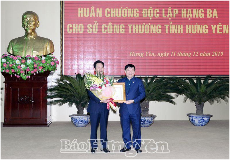 Thừa uỷ quyền của Chủ tịch nước, Chủ tịch UBND tỉnh Nguyễn Văn Phóng trao Huân chương Độc lập hạng Ba tặng Sở Công Thương vì đã có thành tích đặc biệt xuất sắc trong công tác