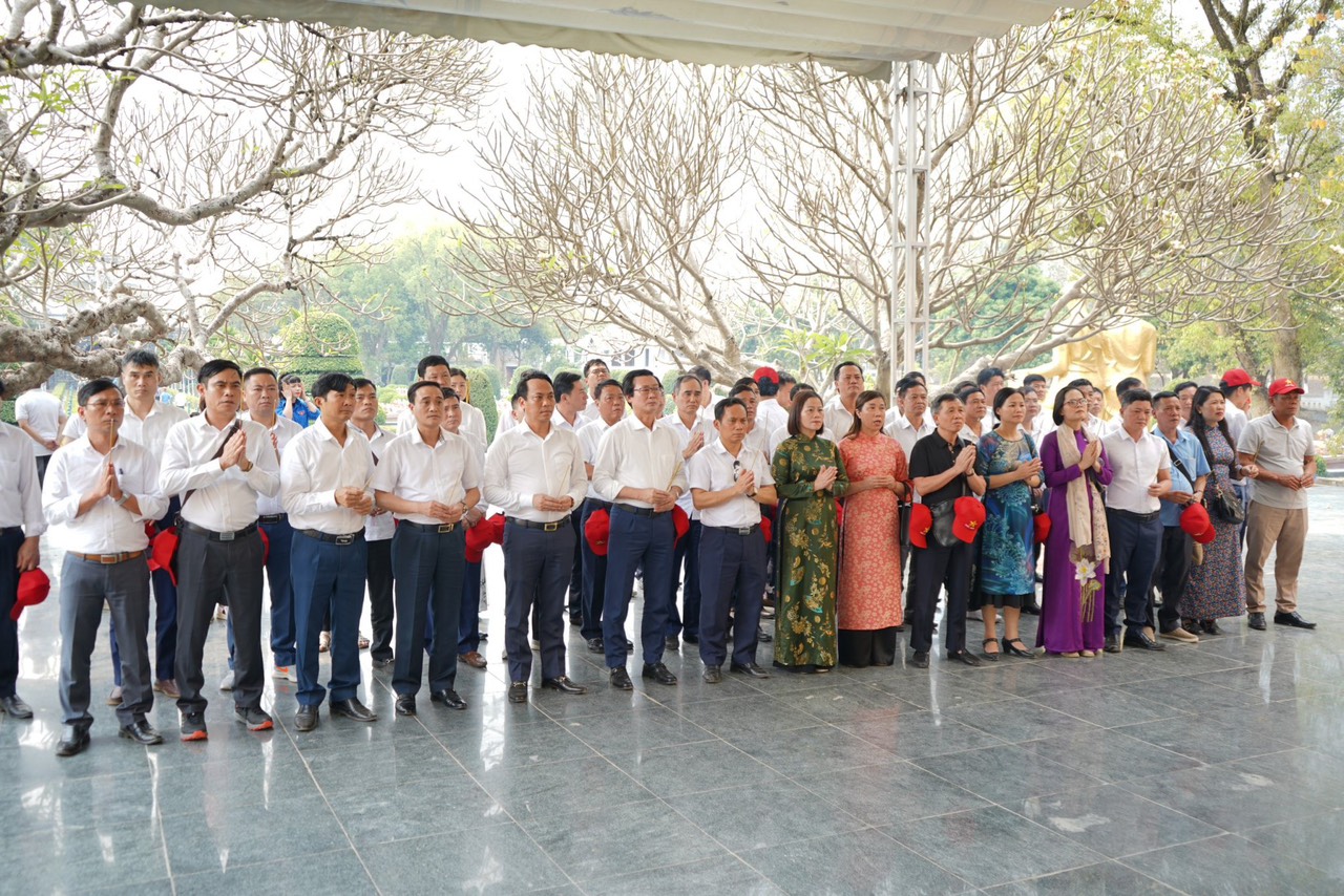Văn Lâm tổ chức thăm viếng Nghĩa trang Liệt sỹ và các địa danh lịch sử tại 2 tỉnh Điện Biên và Sơn La