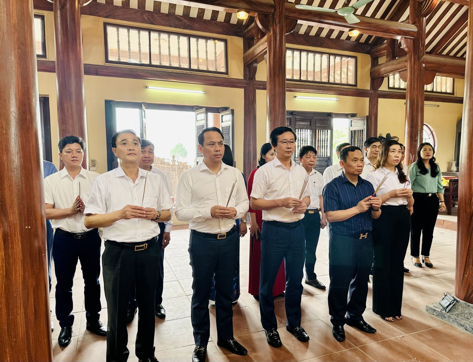 Dâng hương tưởng niệm Chủ tịch Hồ Chí Minh và các anh hùng liệt sỹ trước thềm Đại hội MTTQVN huyện Văn Lâm lần thứ XXV, nhiệm kỳ 2024-2029.