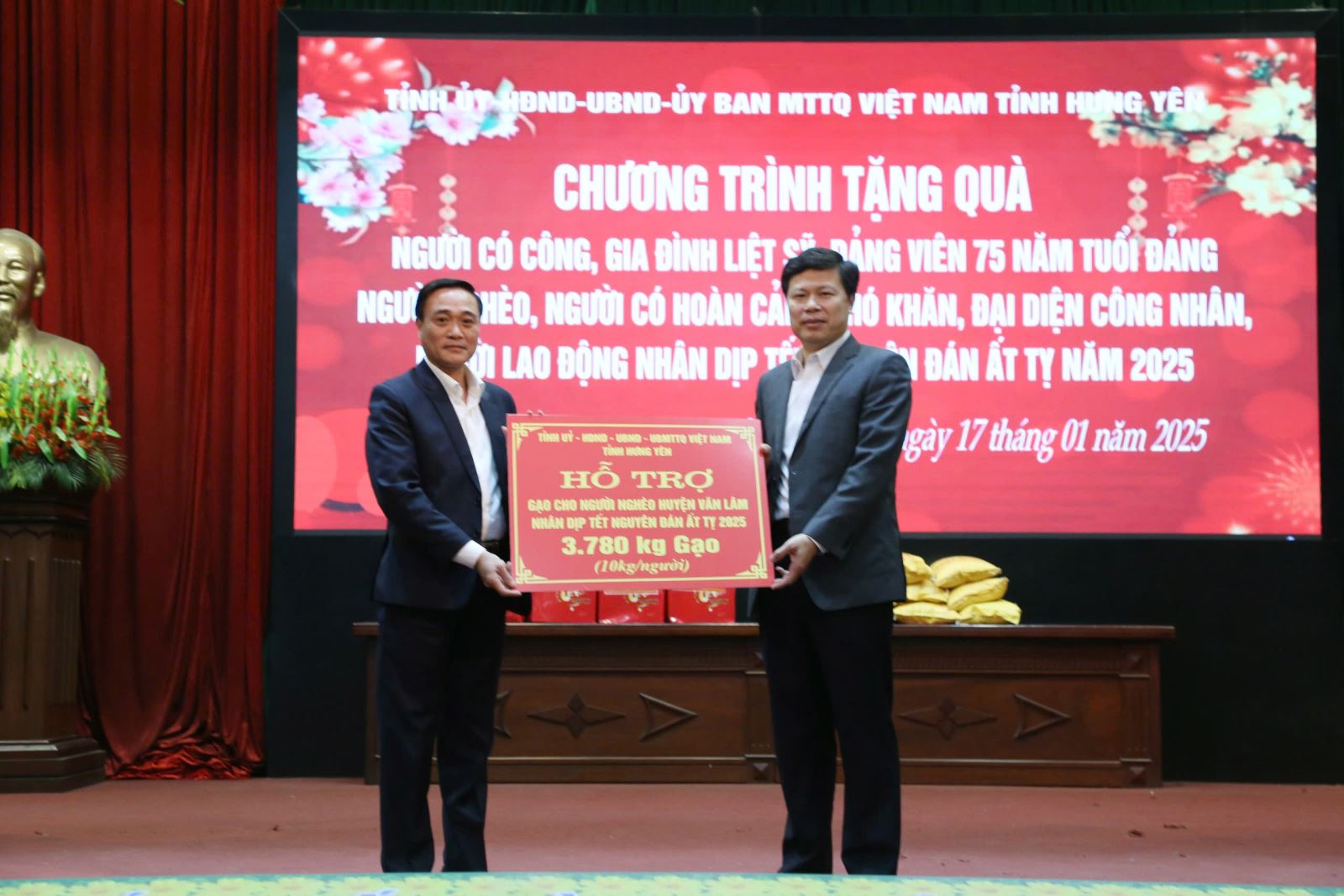 Đồng chí Trần Quốc Toản, Phó Bí thư Thường trực Tỉnh ủy, Chủ tịch HĐND tỉnh thăm, tặng quà Tết tại huyện Văn Lâm