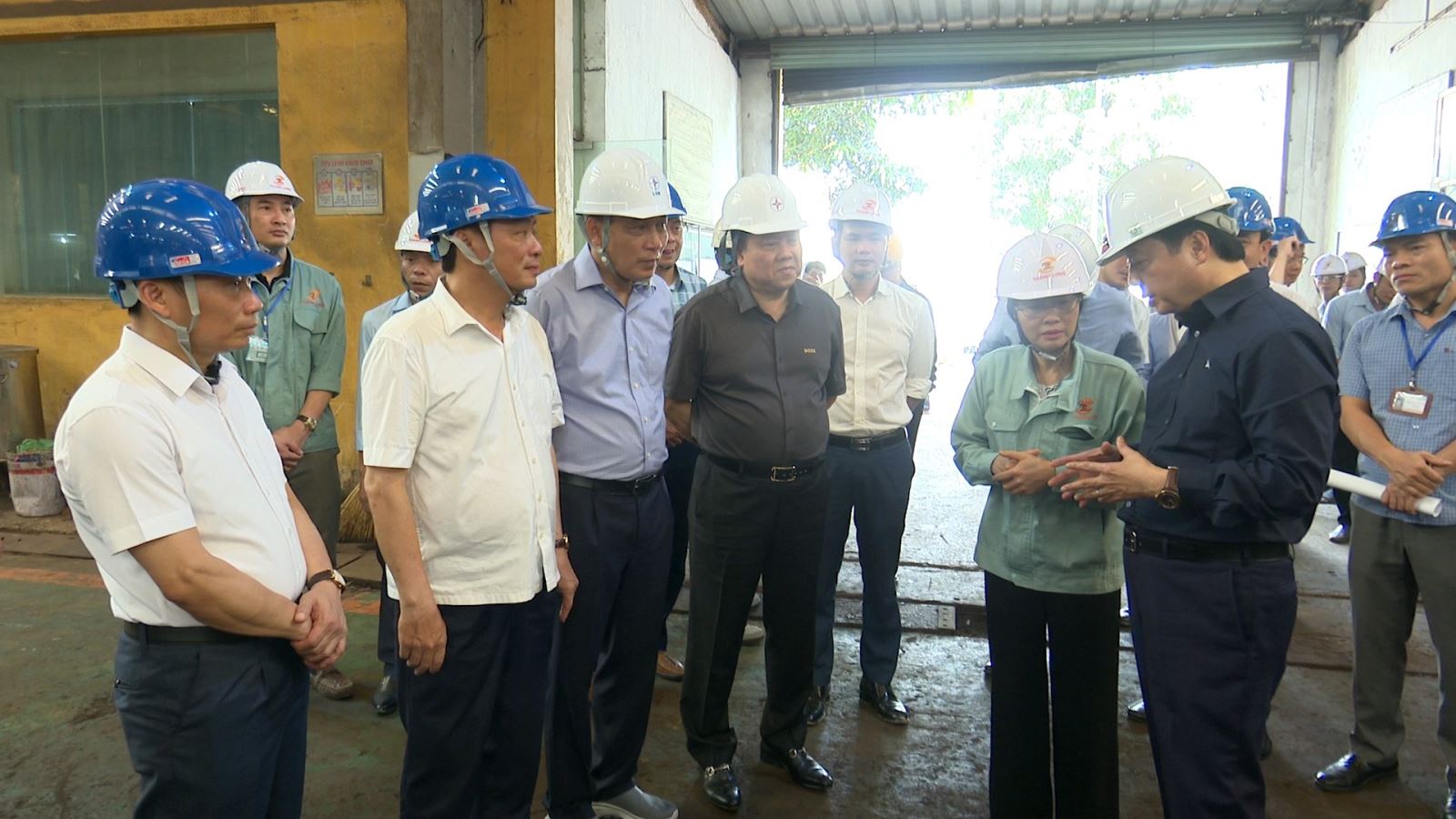 Phó Thủ tướng Chính phủ Trần Hồng Hà thăm và làm việc tại Công Ty TNHH Sản Xuất Kết Cấu Thép Thành Long trên địa bàn huyện Văn Lâm.