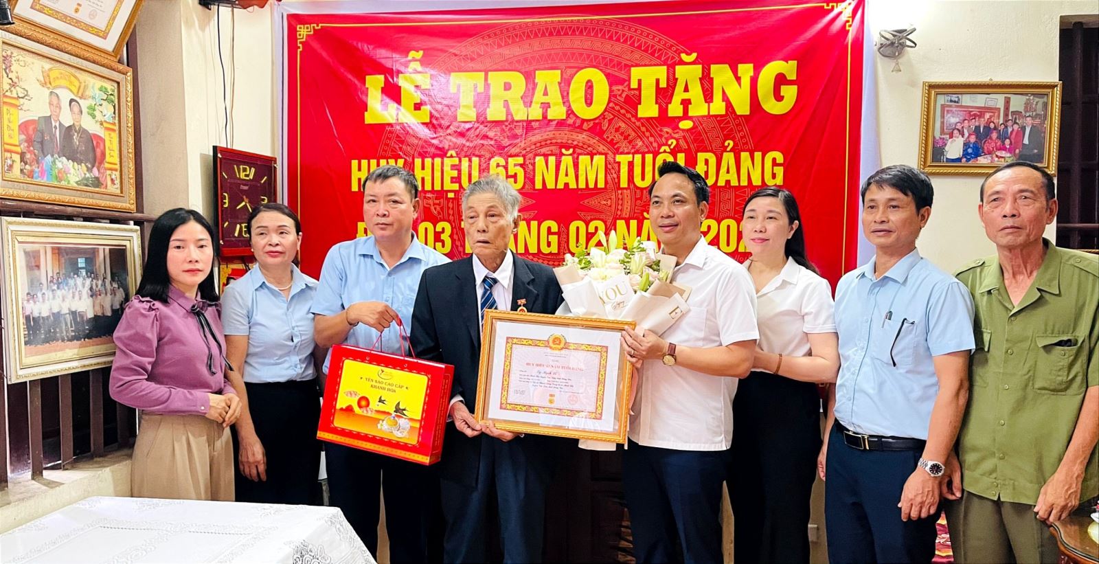 Đồng chí Phó Bí thư Thường trực Huyện ủy Phạm Văn Cường trao Huy hiệu 65 năm tuổi Đảng đợt 03/02/2024 tại xã Minh Hải