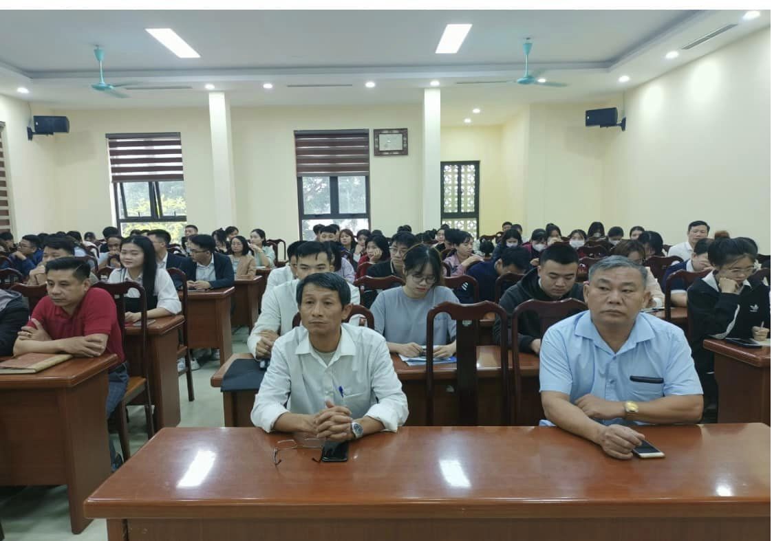 Văn Lâm khai giảng Lớp Bồi dưỡng Lý luận chính trị dành cho Đảng viên mới khóa II năm 2023