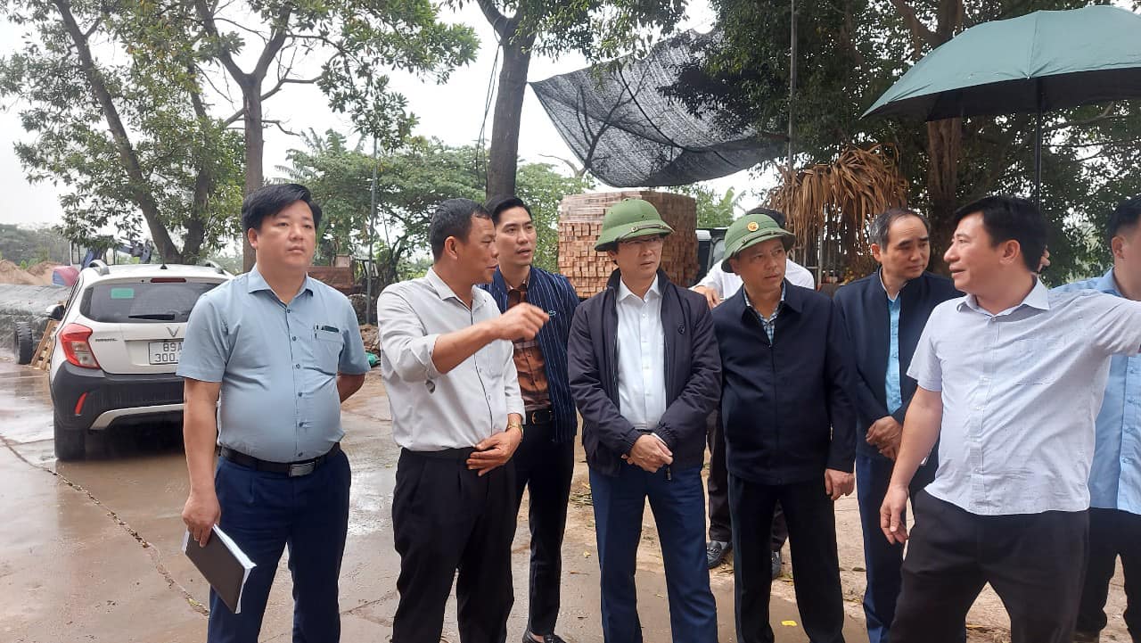 Đồng chí Bí thư Huyện uỷ kiểm tra tại một số công trình, dự án trên địa bàn xã Trưng Trắc và Việt Hưng