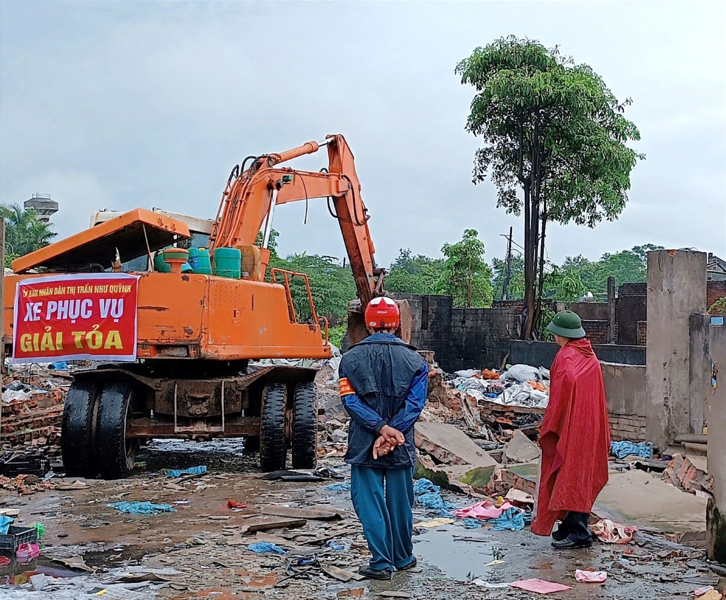 Thị trấn Như Quỳnh cưỡng chế, phá dỡ các công trình xây dựng trái phép theo Kế hoạch 93A của UBND tỉnh